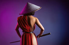 Die nackte schlanke asiatische frau in einem roten umhang und einem  asiatischen hut mit einem katana in der hand bild eines samurai auf einem  neonfarbenen hintergrund von hinten | Premium-Foto