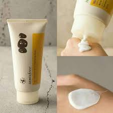A 100% vegetable origin, biodegradable, mild cleansing agent that gives moderate to high amount of foam. Innisfree Jeju Volcanic Pore Cleansing Foam Korean Cleansing Foam Chicsta Chicsta