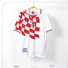 منتخب كرواتيا لكرة القدم هو ممثل كرواتيا الرسمي في رياضة كرة القدم، وتصنيفه العالمي 24 ، تأسس الاتحاد الكرواتي لكرة القدم في العام 1912، وانضم إلى. ØªÙŠØ´ÙŠØ±Øª Ù…Ù†ØªØ®Ø¨ ÙƒØ±ÙˆØ§ØªÙŠØ§ ÙƒÙ„Ø§Ø³Ùƒ Ù…ØªØ¬Ø± ÙƒÙˆØ±Ø©