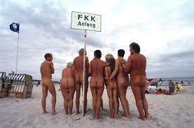 コロナ禍のドイツで白熱する「ヌード水泳」解禁論争─市長に脅迫状も | 裸は「自由」の象徴だ | クーリエ・ジャポン