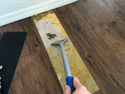 how to remove vinyl flooring glue