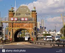 The blackwall tunnel is currently closed with long queues forming in both directions. Eingang Zum Blackwall Tunnel Im Osten Von London Stockfotografie Alamy