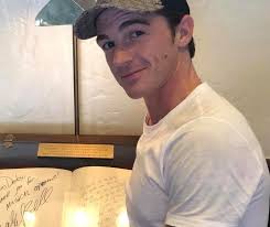 Robin bell dodson (born 30 may 1956) is a former professional billiards player from omaha, nebraska, us. Drake Bell Family In Detail Mother Father Siblings Girlfriends Familytron