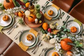 7 thanksgiving tablescapes to set the