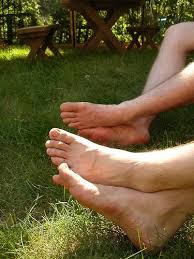 why do feet smell like ammonia