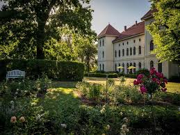 In marihn befindet sich der erste in deutschland angelegte rosengarten des englischen rosenzüchters david austin. Schlosshotel Marihn Schwerin Plus Touristik Reisen Von Schloss Zu Schloss