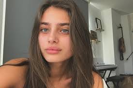 taylor hill posts a no makeup selfie