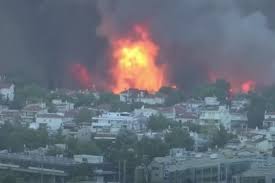 Tysiące mieszkańców grecji uciekało rano przed pożarami,. F0asrcut 7zgcm