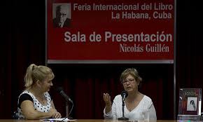 Piedad Bonnett en FIL Cuba 2018: "La poesía me arrastra, atrapa y revuelca"  | Cubadebate