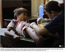 男児300人が学校の机の上で一斉に割礼（フィリピン） (2016年4月23日) - エキサイトニュース
