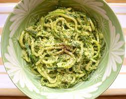 zucchini noodles with pesto and kale