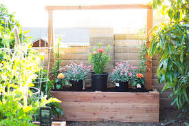 A nice planter would enhance the look of your garden, but if you add. Building A Raised Planter Bed With A Trellis Diy Dalla Vita