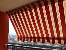 Нашата вертикална тента за балкони с голям параван представлява ефективен начин да се справите с постоянните ветрове и слънчевите лъчи, като същевременно си осигурите уединение. Sennik Model Balkonski Sennik Varna Tenti Varna Sennik Varna