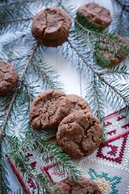 Научете как да декорирате красиви коледин сладки без да използвате изкуствени оцветители. Orehovi Koledni Sladki Walnut Christmas Cookies