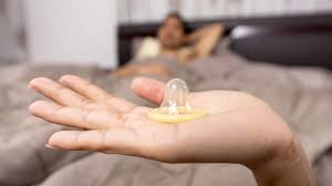 Kondom kullanımının cinsel hastalıkları ve istenmeyen gebelikleri ne derece engellediği konusunda yapılan araştırmalar, kondom kullanımının %98 gibi yüksek bir oranda koruma sağladığını gösteriyor. Gak Cuma Bikin Puas Bercinta Pakai Kondom Juga Cegah Covid 19