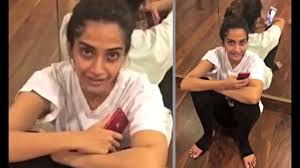 sonam kapoor spotted without makeup at