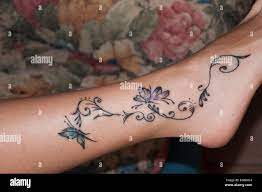 Un joli tatouage sur la cheville d'une femme Photo Stock - Alamy