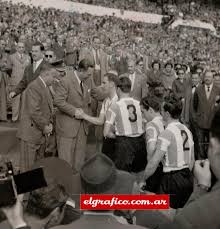 Ernesto grillo fue un jugador excepcional y más aún cuando vistiendo la camiseta celeste y blanca de la selección argentina convirtió un gol de leyenda que lo proyectó en forma directa a la gloria. 1953 El Partido Del Gol De Grillo El Grafico