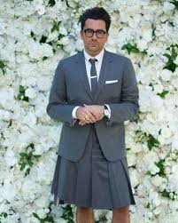 His height is 1.80 m and weight is 71 kg. Dan Levy Emmys 2020 Outfit See Dan Levy S Emmys Kilt Look Photos