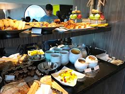 Average breakfast with a nice little balcony: Club Lounge @ Le Méridien  ?toile (5. May 2018) : The Dining Experience