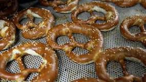 What gives pretzel bread its flavor?