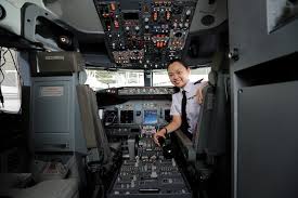 Cadet pilot malaysia melakukan penerbangan selama 1 jam dari melaka ke johor. First Female Cadets In Malaysia Airlines Meet The Three Pioneers Asian Money Guide