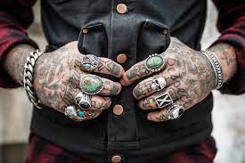 Le tatouage de main pour homme : une revendication ?