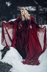 Dabei wird lautstark geschirr oder keramik zerschlagen. Gothic Winter Hochzeit Dornroschen Rot Und Schwarz Funkeln Abendkleid