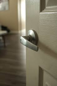 push on door that won t lock