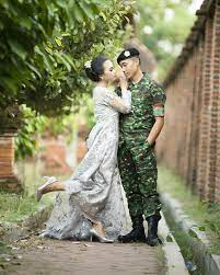 Get inspirasi foto prewed di pantai gif. Prewedding Army Love Close Awesome Javawedding Kebaya Fotografi Tentara