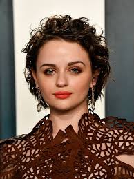 For a night look, make use medium size hairdos are much easier to style than long or short hairstyles. 23 Gorgeous Short Hairstyles For Round Face Shapes Who What Wear