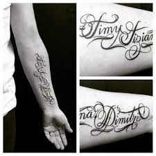 Tatouage 3 prénoms · Fond Noir Tattoo | Tatouage, Lettrage tatouage, Noir  tattoo