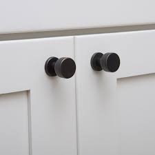 One of the modern black and white kitchen design ideas is to create contrast with black knobs. 30 Best Knobs And Pulls For White Kitchen Cabinets