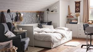 La camera da letto bianca è una piccola oasi di relax dove godersi il meritato riposo e dedicare anche del tempo a se stessi, ad esempio immergendosi nelle pagine di un libro. Una Galleria Di Idee Per La Tua Camera Da Letto Ikea It