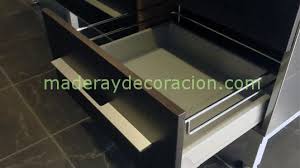 Los gabinetes de cocina estándar no personalizados generalmente ofrecen anchos de cajones desde 12 a 24 pulgadas (30 a 60 cm), aumentando cada 3 pulgadas (7,5 cm). Cajones Y Gavetas Para Muebles De Cocina