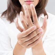 cómo tratar una torcedura de dedo
