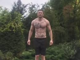 Chris evans is a hollywood actor most famous for his role as captain america in captain america: Shirtless Chris Evans Flaunts His Washboard Abs As He Backflips Into A Pool Fans Go Wild About His Tattoos Pinkvilla