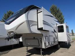 fifth wheel trailers in red