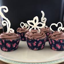easy chocolate cupcakes with white
