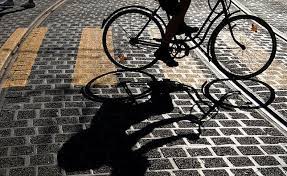 Villingen-Schwenningen: Nackte Frau radelt auf gestohlenem Fahrrad an zwei  Polizisten vorbei | SÜDKURIER