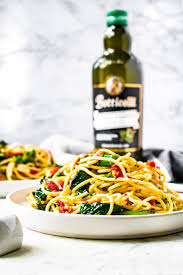 spaghetti aglio e olio with broccoli
