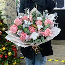 Купить зимний букет из роз, хлопка и лапника в Москве - 2 769 руб. |  Бесплатная доставка от 3800 руб.