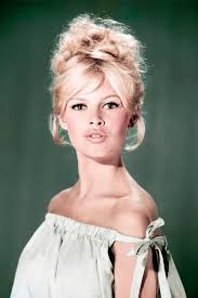 14 best 60s makeup looks that are