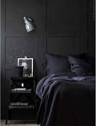 Walaupun kamar sempit dan dicat warna hitam, tetap terlihat fancy dengan lukisan di dinding sebagai hiasan. 25 Dekorasi Kamar Nuansa Monokrom Yang Modern Dan Elegan