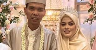 Ustaz abdul somad akhirnya resmi mengakhiri masa dudanya setelah menikah dengan seorang gadis bernama fatimah pernikahan uas dengan gadis berusia 19 tahun ini rupanya maju dari rencana. Kue7i Trdq3cm