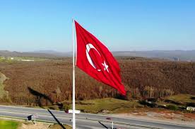 Kırmızı zemin üzerine beyaz hilal ve yıldız konarak oluşan bayrak ilk kez osmanlı devleti tarafından 1844 yılında kabul edilmiştir. Turkiye Nin En Buyuk Bayragi Samsun Da Dalgalaniyor 2 Bin Metrekarelik Dev Turk Bayragi Havadan Goruntulendi Bayragi Asan Kisinin En Buyuk Hayali Bayragi Cumhurbaskani Ile Gondere Cekmek Samsun Haberleri