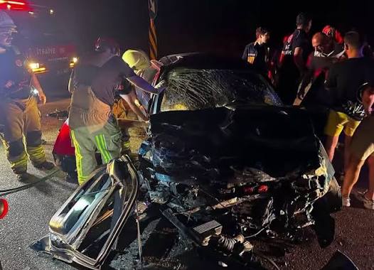 İZNİK'TE FECİ KAZA: JANDARMA ASTSUBAYIN EŞİ VE ÇOCUĞU HAYATINI KAYBETTİ Bursa'nın İznik ilçesinde gece saatlerinde iki otomobilin kafa kafaya çarpışması sonucu meydana gelen trafik kazası, acı bir bilanço ile sonuçlandı. İznik-Adapazarı kara