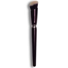5 staple makeup brushes according to a