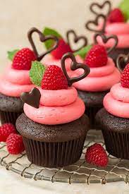 Dark Chocolate Cupcakes With Raspberry Buttercream Frosting gambar png