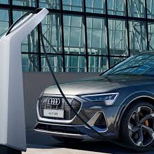 Nabíjení prostřednictvím veřejných stanic > e-tron > e-tron | Audi Česká  republika